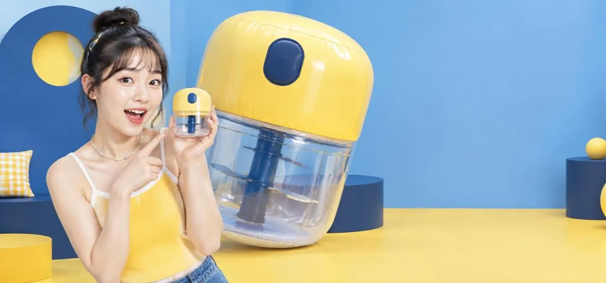 Seller showing a small kitchen gadget to camera / 主播向镜头展示小家电