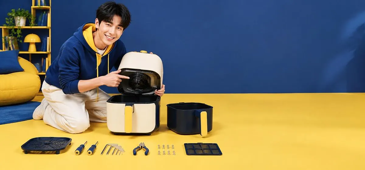 Seller explaining how to assemble an appliance / 卖家讲解家电组装步骤